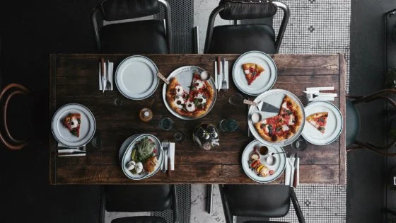 How to Choose the Best Tablecloth Linens for a Catering Service 5 Classic table setting - How to Choose the Best Tablecloth Linens for a Catering Service - Bitefull.com