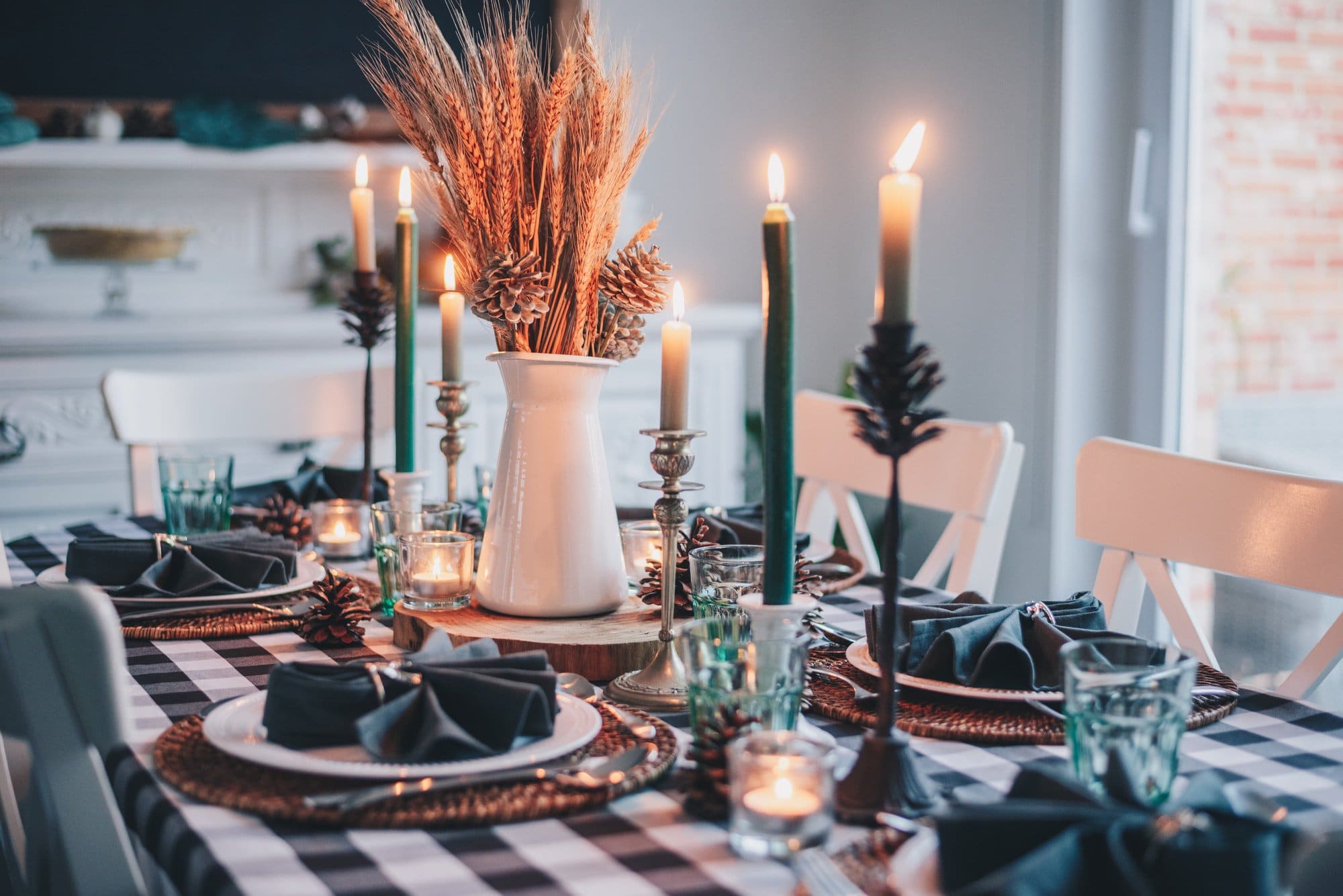 White Candles On Round Table 8eb319bd4366502f6b44c341c8376671 2000Tablescape Ideas for Thanksgiving