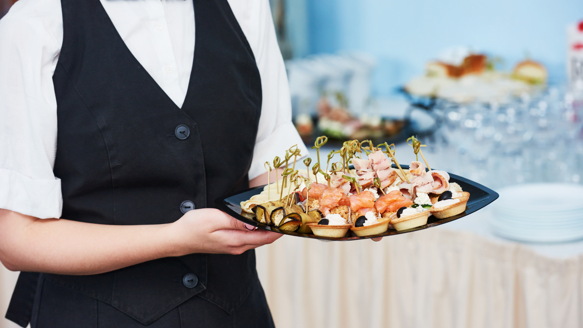 2 967a08422ef0fbf4d6e2d685a72e0e10 2000Do you tip the caterer at a wedding?